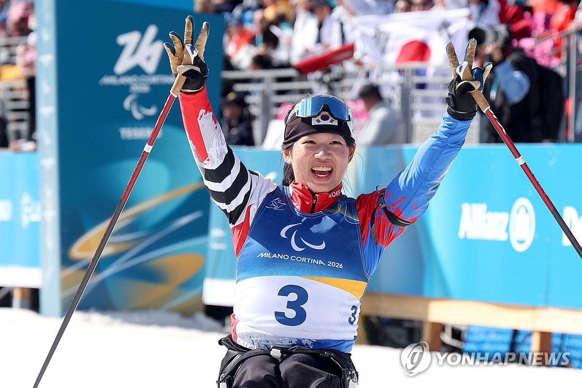 '19세 철인' 김윤지, 또 은빛 질주