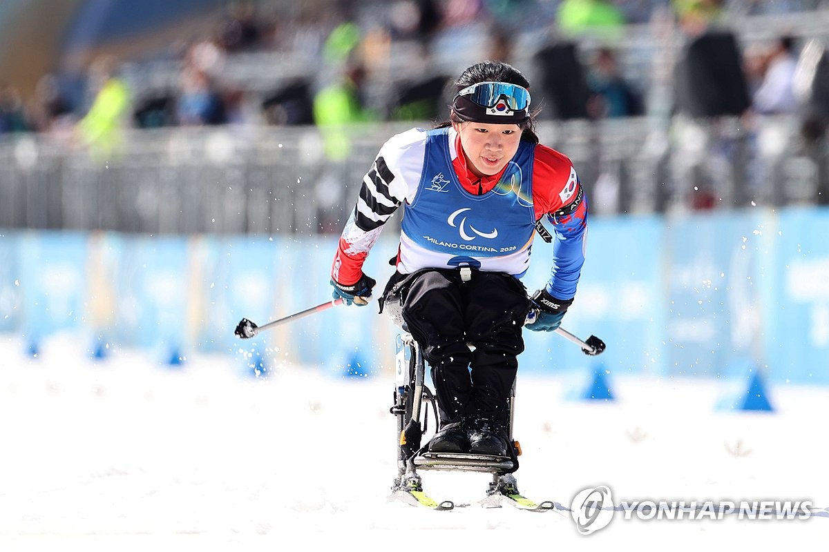'19세 철인' 김윤지, 또 은빛 질주