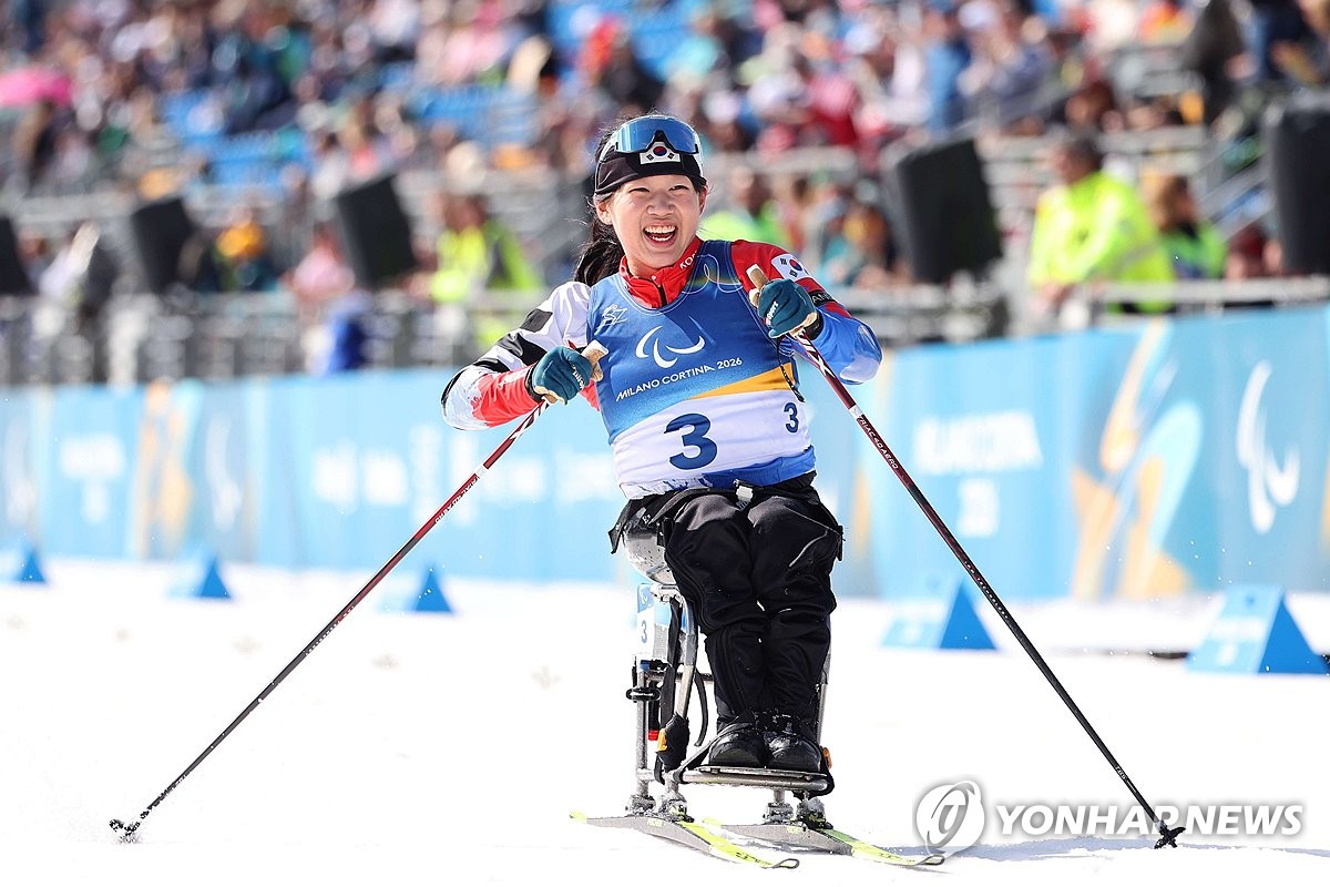'19세 철인' 김윤지, 또 은빛 질주