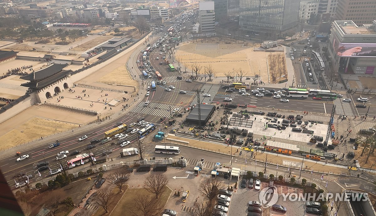 ��ƹϤ��G3��16��A�b�������ƪ��s���A���u�֦~�Φ^�k�t�X���R�O�f�ؤu�@�����r�K���a�i��C ���p��