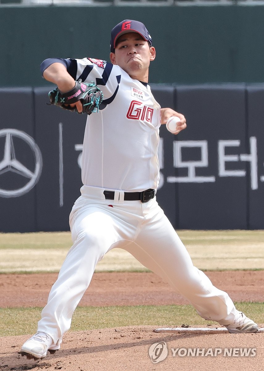 역투하는 김진욱