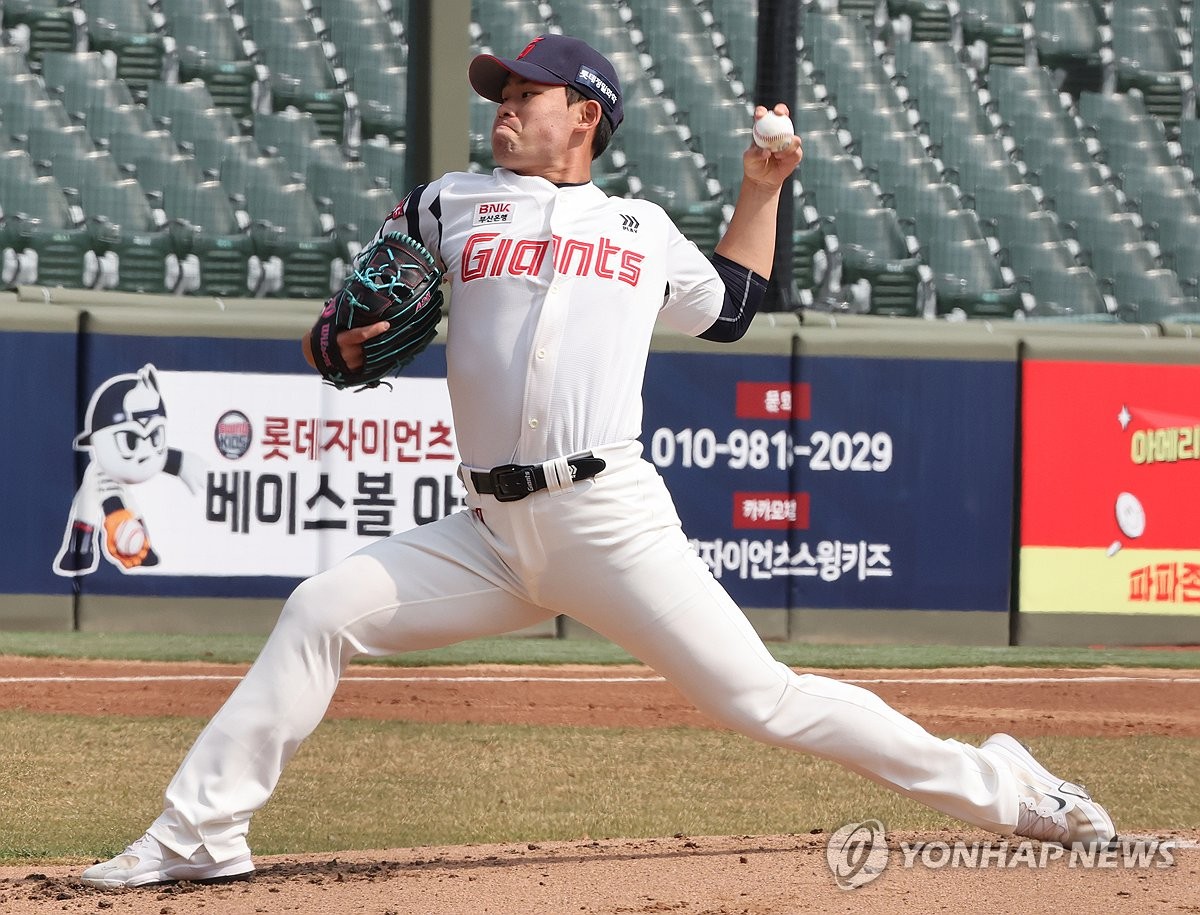 투구하는 김진욱