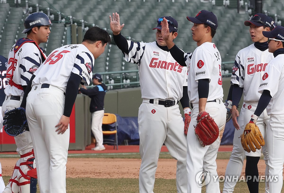 롯데 두산에 10-3 승리