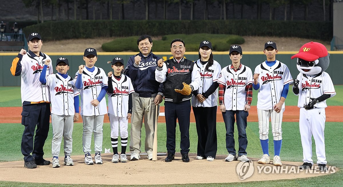시민과 기념 촬영하는 김두겸 울산시장·허구연 KBO 총재