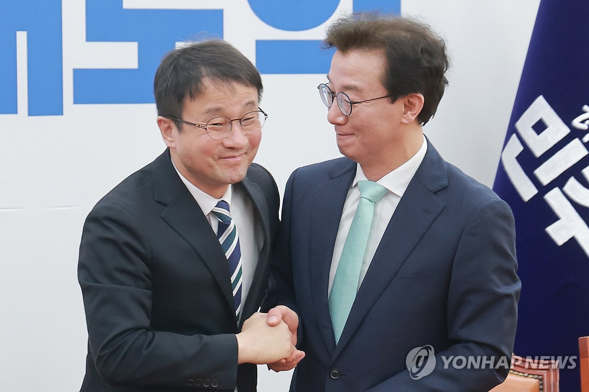 발언 마치고 인사하는 민주당 한병도 원내대표-전재수 의원