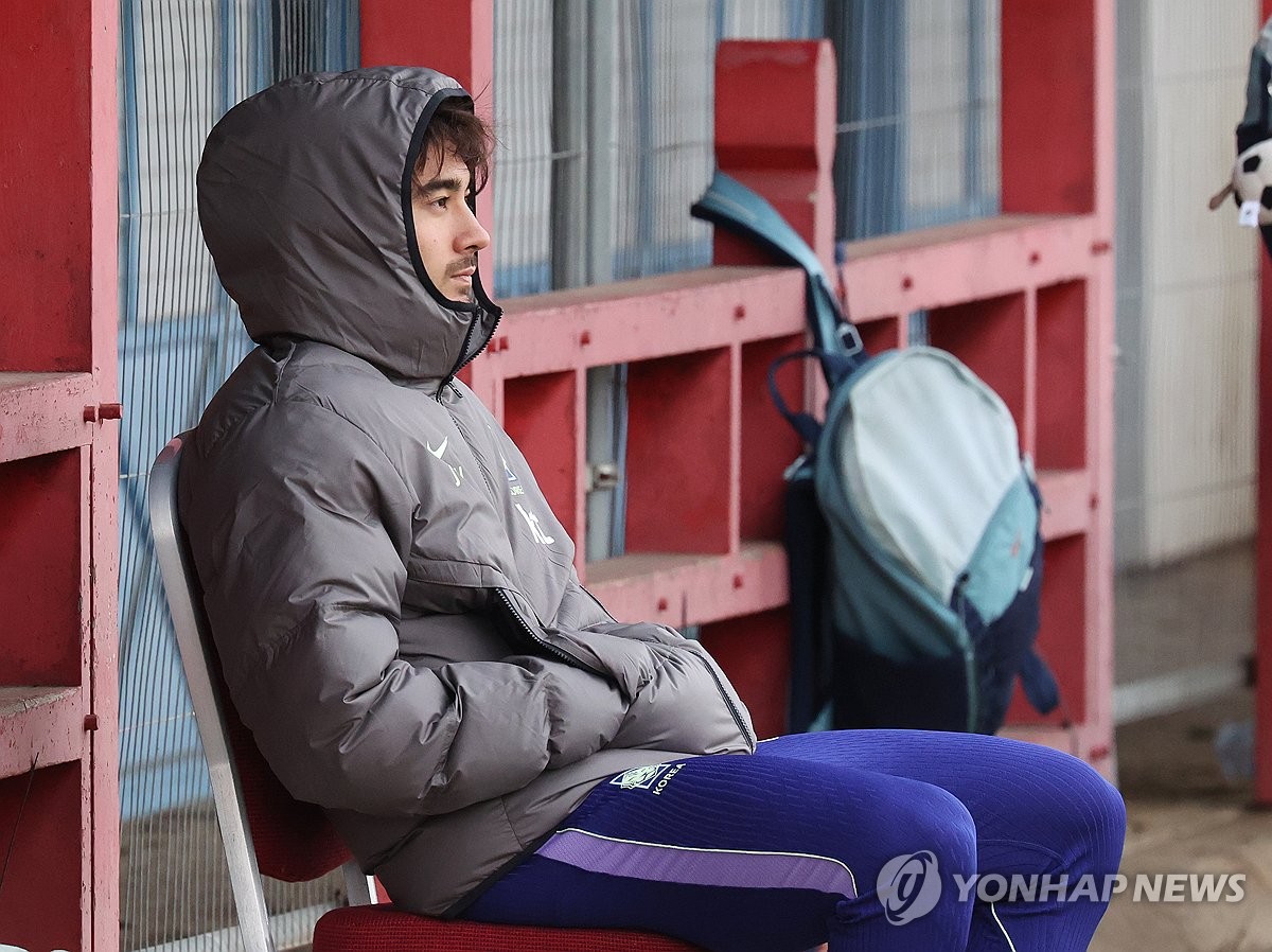 훈련 지켜보는 카스트로프