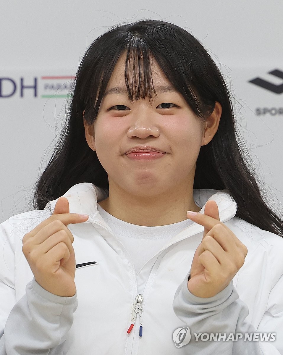 포즈 취하는 동계 패럴림픽 MVP 김윤지