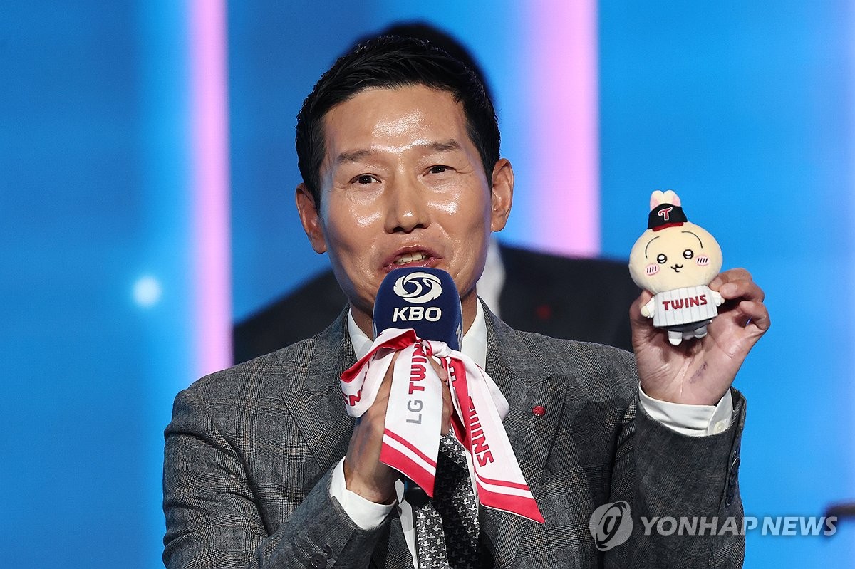 굿즈 소개하는 LG 염경엽 감독