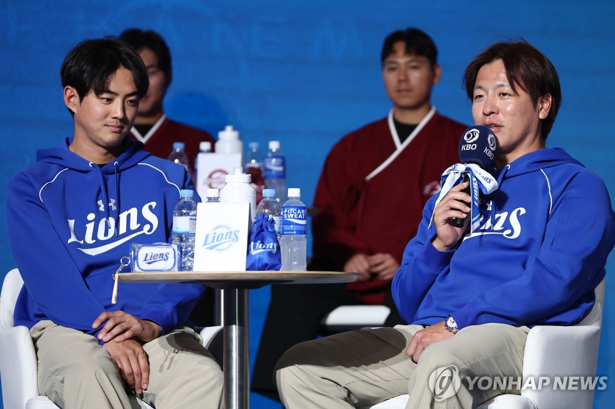 질문 답하는 삼성 강민호