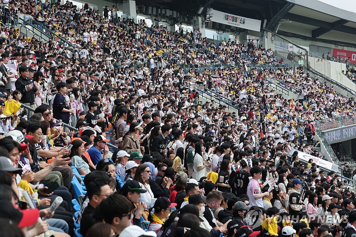 벌써 후끈 달아오른 프로야구 열기