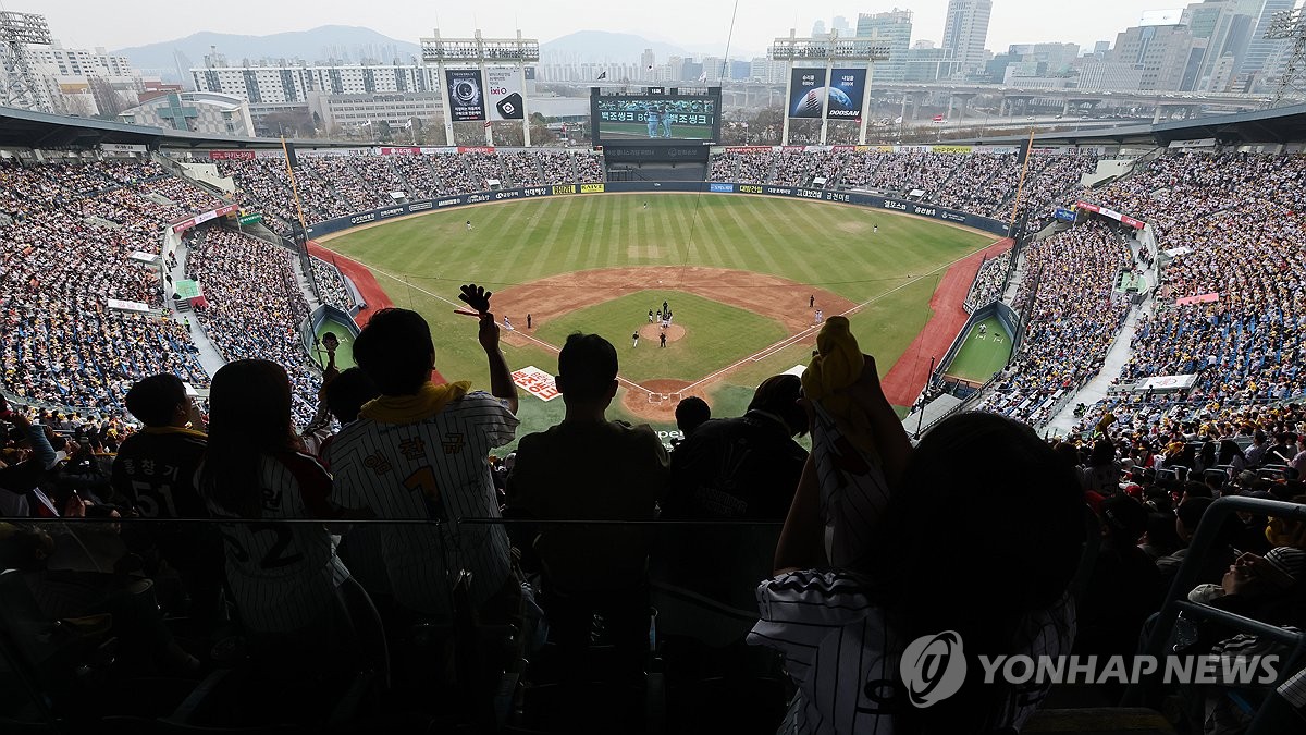 프로야구 개막 첫 주말부터 뜨거운 응원 열기