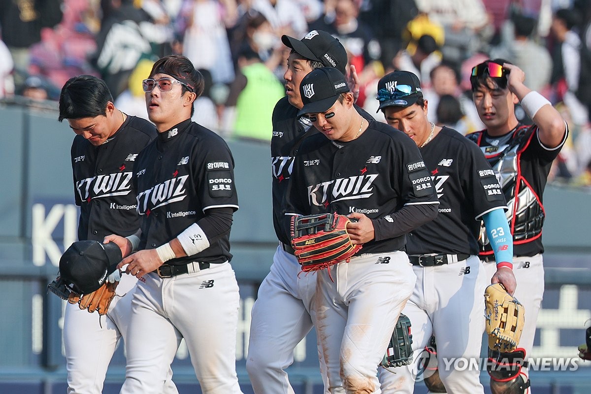 승리 자축하는 kt 선수들
