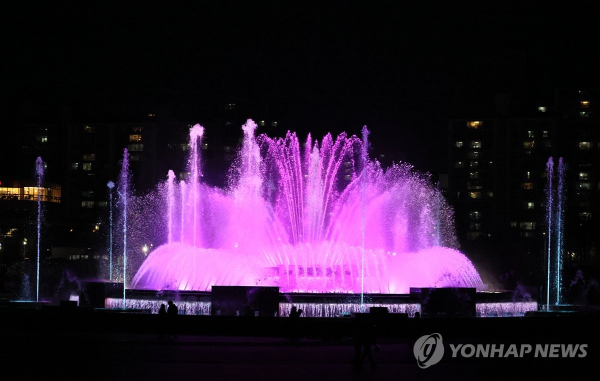 BTS곡에 맞춰 춤추는 보랏빛 분수쇼