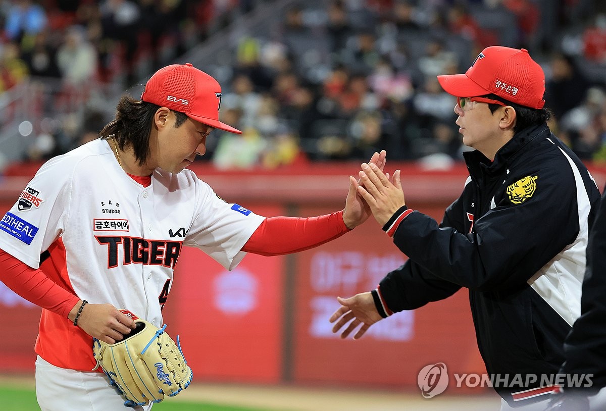 양현종과 하이파이브 하는 김범수