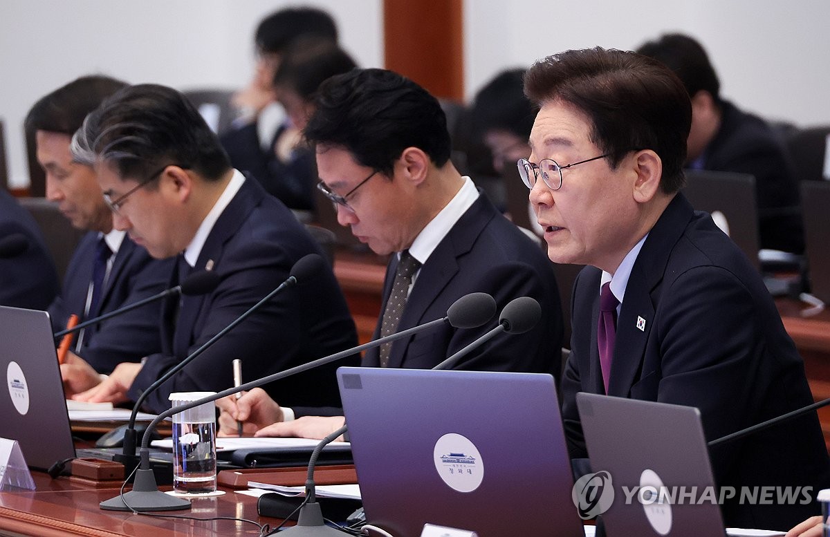 4月9日,在總統府青瓦臺,李在明(右)舉行首席秘書和輔佐官會議。 韓聯社