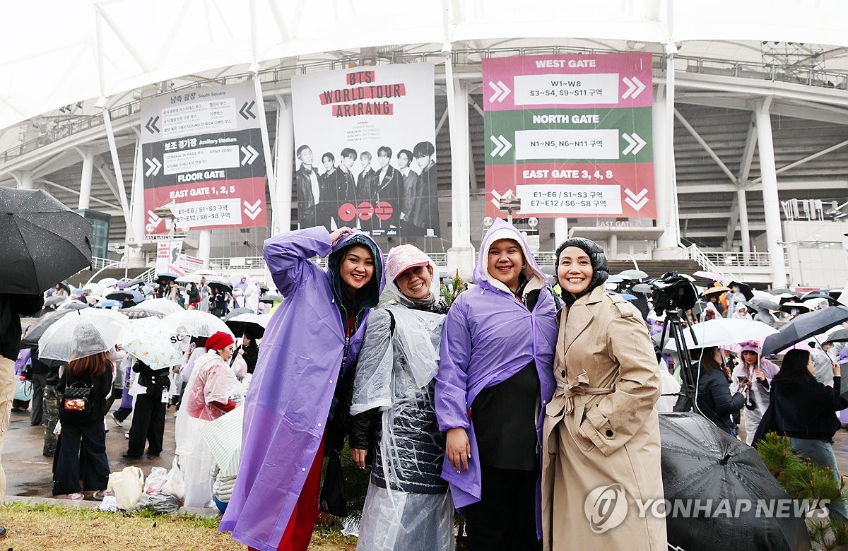 BTS 월드투어 '아리랑' 첫 공연 팬들