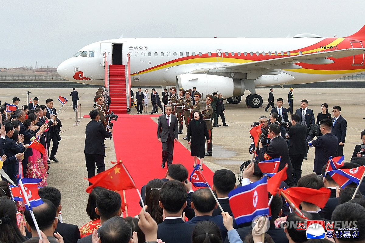4月9日,中國外交部長王毅飛抵朝鮮平壤。圖為崔善姬到機場接機。 韓聯社/朝中社(圖片僅限南韓國內使用,嚴禁轉載複製)