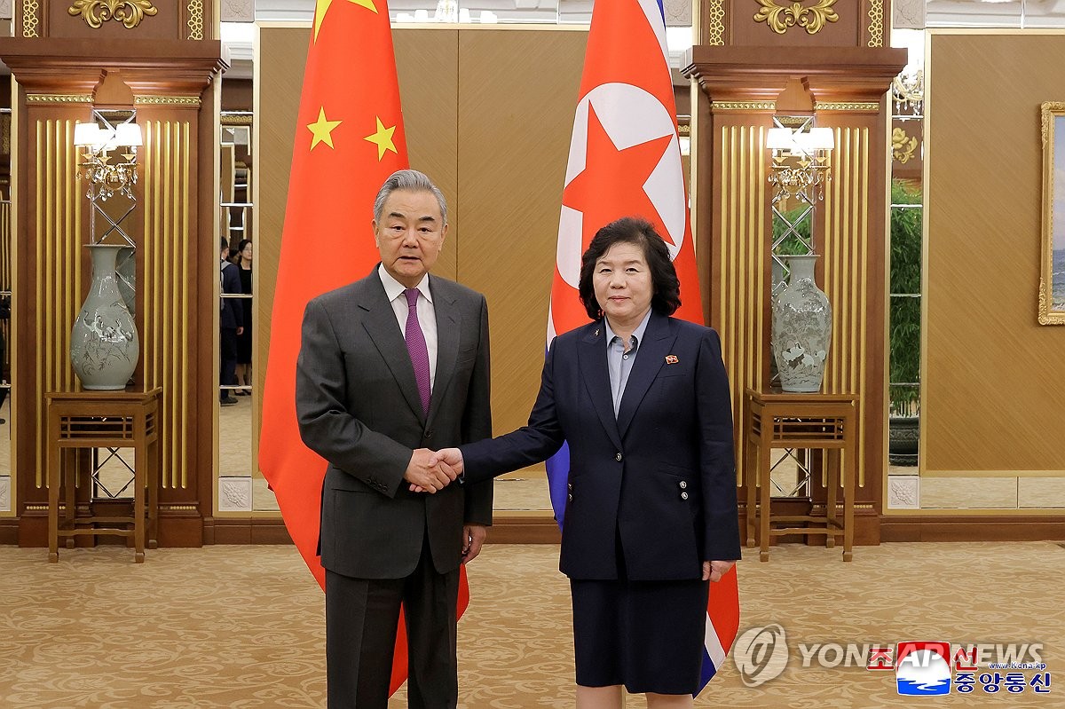 4月9日,在平壤錦繡山迎賓館,朝鮮外務相崔善姬(右)同到訪的中國外交部長王毅舉行會談。 韓聯社/朝中社(圖片僅限南韓國內使用,嚴禁轉載複製)