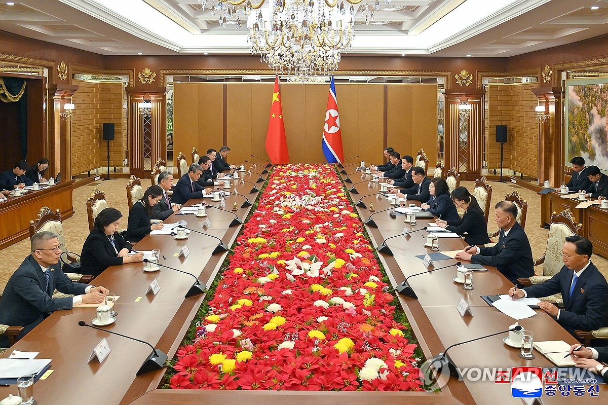 4月9日,在平壤錦繡山迎賓館,朝鮮外務相崔善姬(右排右四)同到訪的中國外交部長王毅(左排左四)舉行會談。 韓聯社/朝中社(圖片僅限南韓國內使用,嚴禁轉載複製)