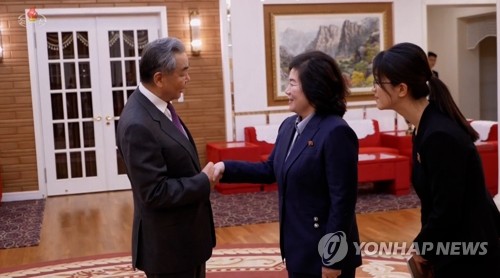 ��왕이, 평양 중국군묘역 참배�K"북중 우의 전승의 근거지"