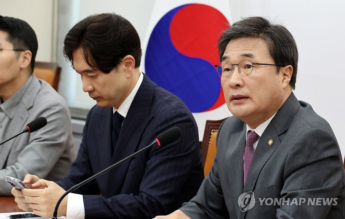 4月13日,在國會,金大植(右一)就黨首訪美事宜舉行記者會。 韓聯社