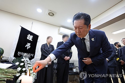 정청래, 완도 순직 소방관 조문�K"희생 헛되지 않게 하겠다"