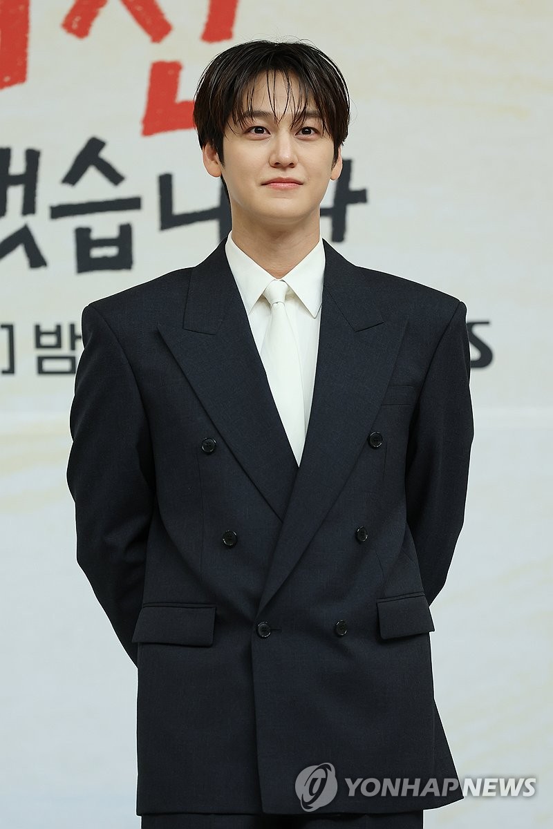 포즈 취하는 김범