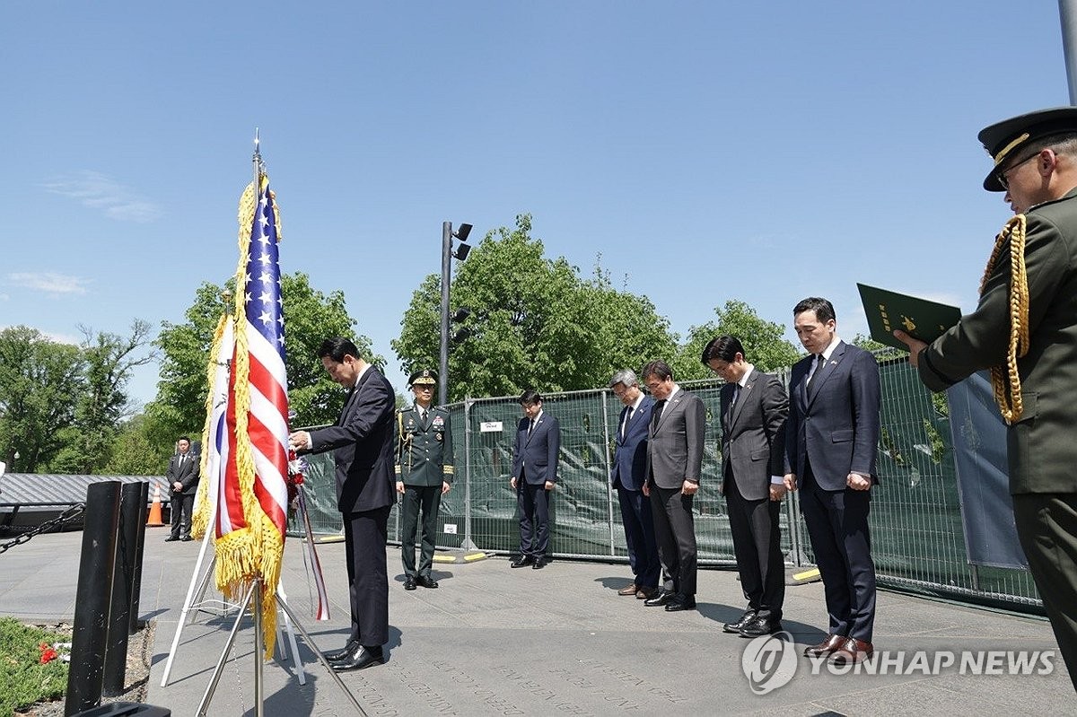 '방미' 국민의힘 장동혁 대표, 한국전쟁 기념비 참배
