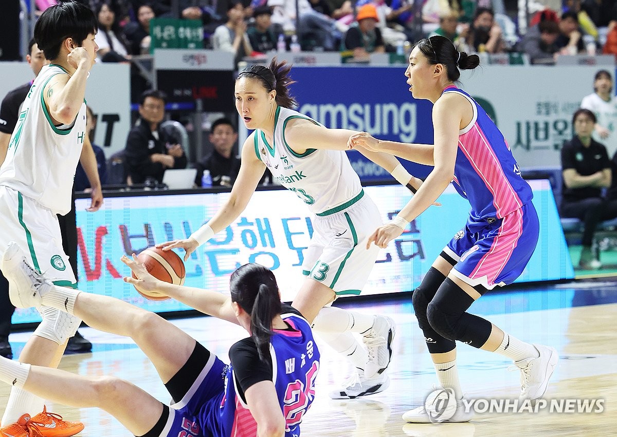 드리블하는 김정은