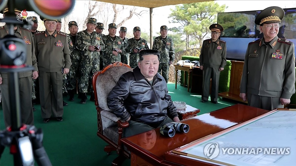 김정은, 태양절에 포사격경기 참관